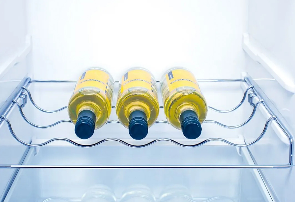 Απεικονίζεται η ραφιέρα με κρασιά.